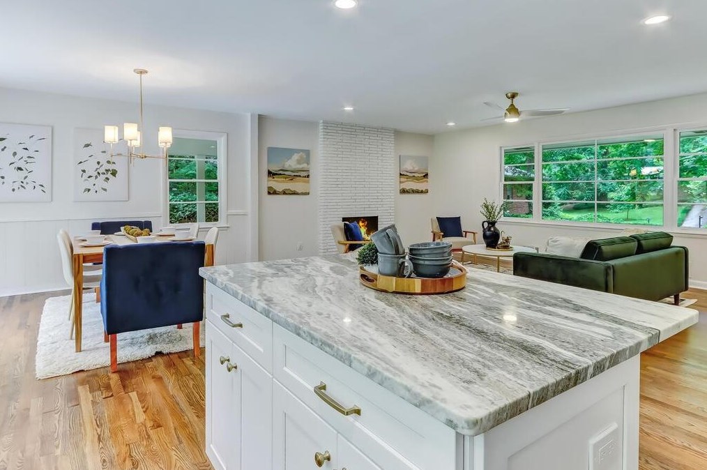 2556 Sunset Dr, Atlanta GA  30345-1947 exterior