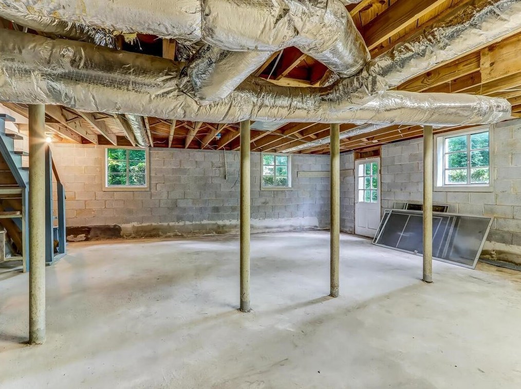 2556 Sunset Dr, Atlanta GA  30345-1947 exterior