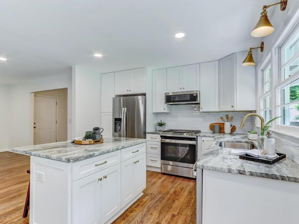 2556 Sunset Dr, Atlanta GA  30345-1947 exterior