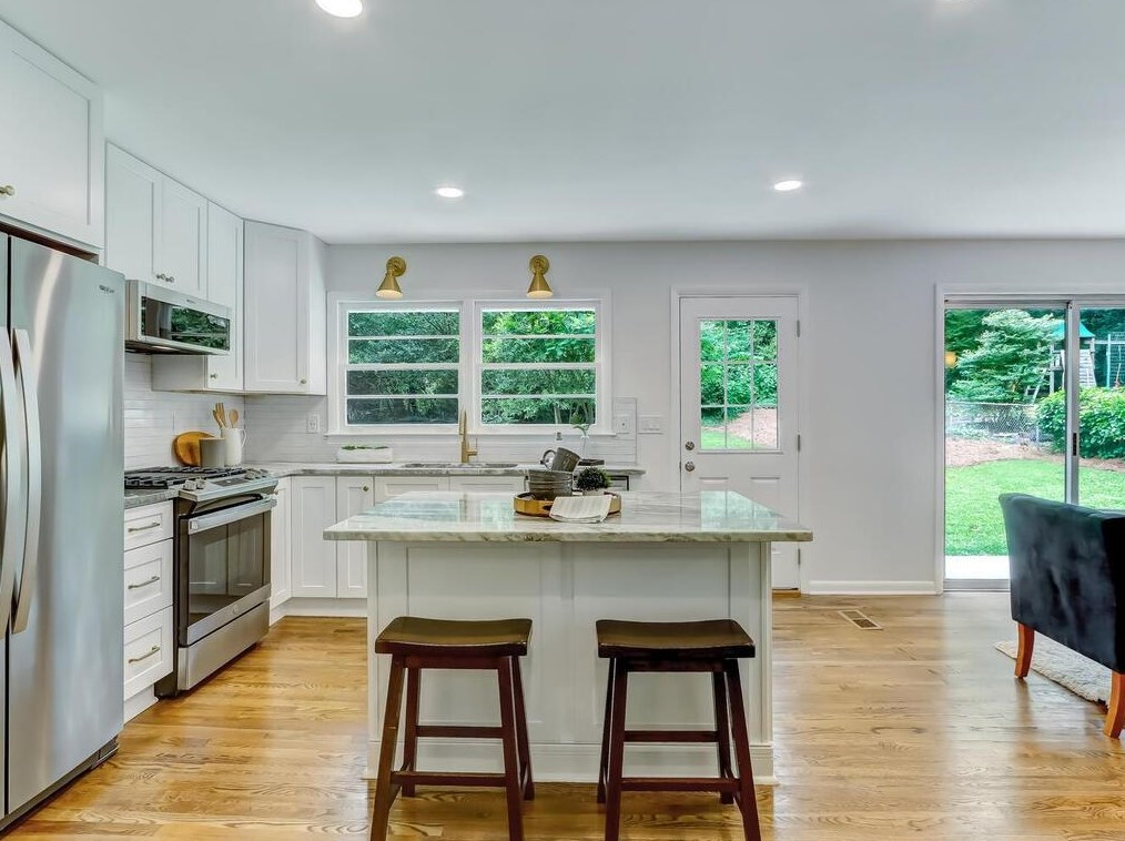 2556 Sunset Dr, Atlanta GA  30345-1947 exterior