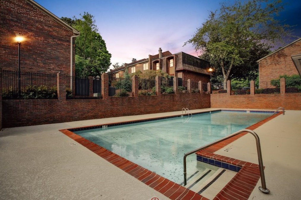 70 Old Ivy Rd, Atlanta GA  30342-4501 exterior