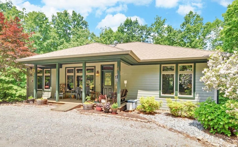 165 Huckleberry Hill Dr, Helen, GA 30545-3300