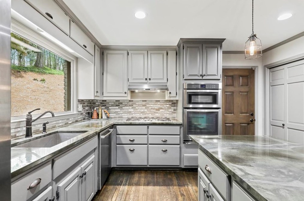 4384 Whitewater Creek Rd, Atlanta GA  30327-3958 exterior