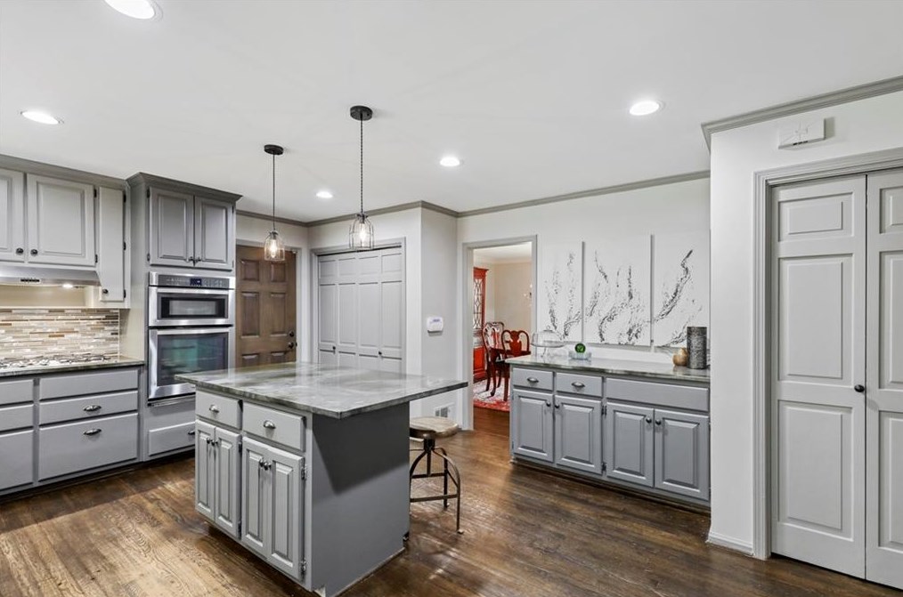 4384 Whitewater Creek Rd, Atlanta GA  30327-3958 exterior