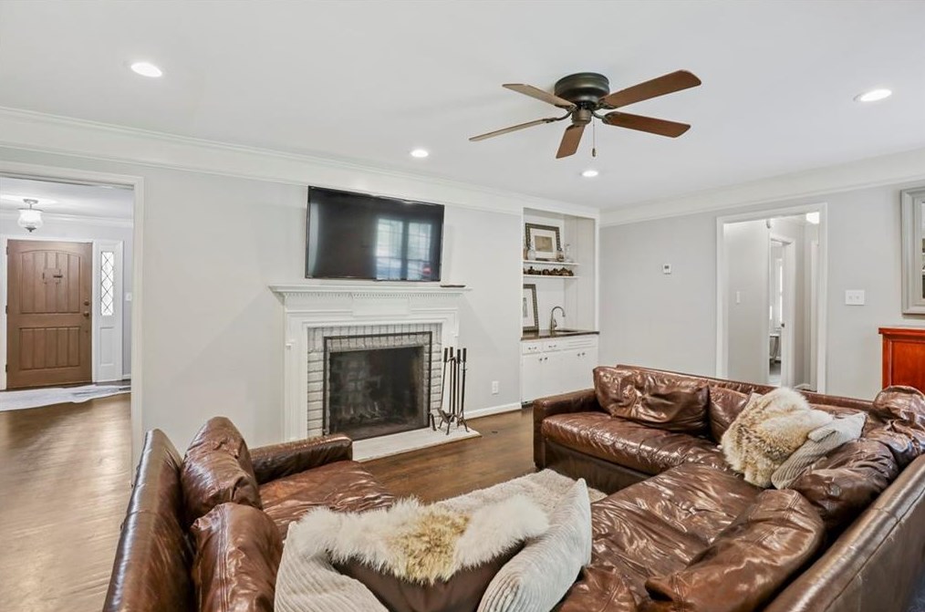 4384 Whitewater Creek Rd, Atlanta GA  30327-3958 exterior