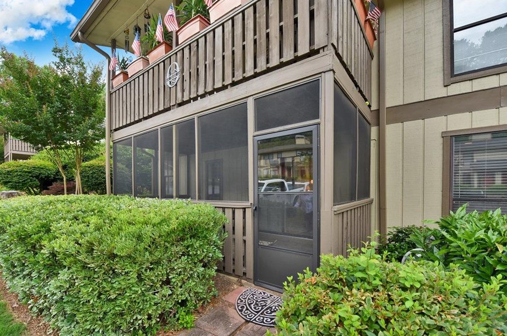 902 Woodcliff Dr, Atlanta, GA 30350-3164