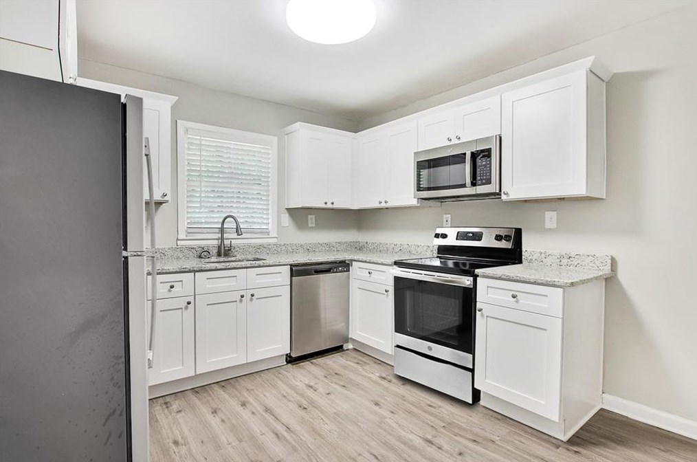 220 Oakcliff Ct, Atlanta GA  30331-1634 exterior