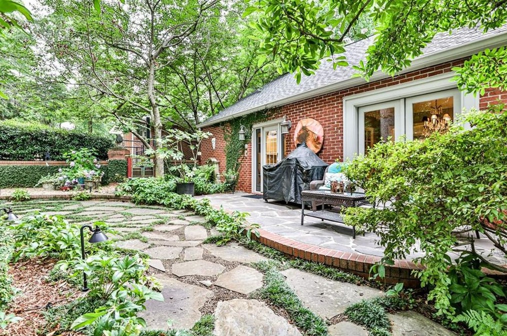 841 Ponce De Leon Ave, Decatur GA  30030-2859 exterior