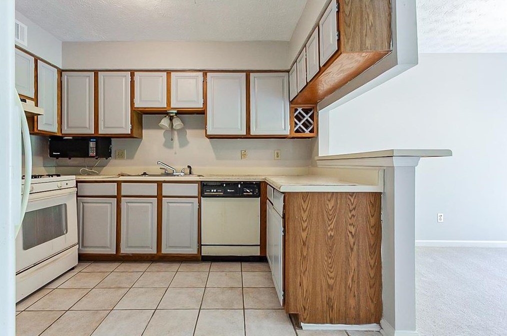 1607 Burnstone Dr, Stone Mountain, GA 30088-3446