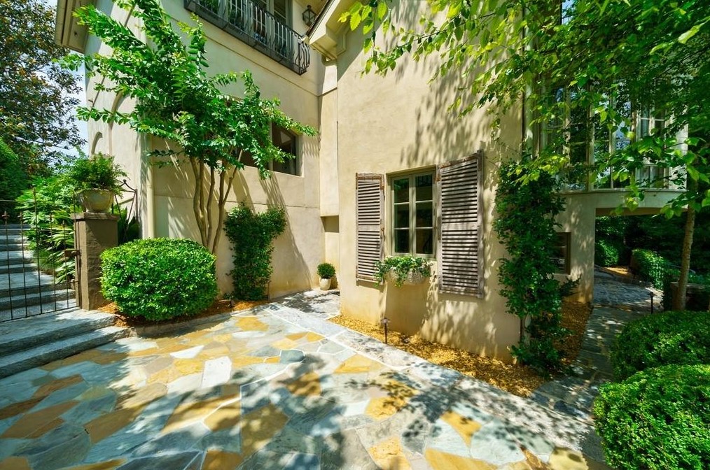 350 Woodward Way, Atlanta GA  30305-4040 exterior