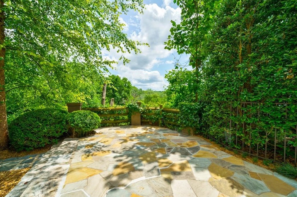 350 Woodward Way, Atlanta GA  30305-4040 exterior