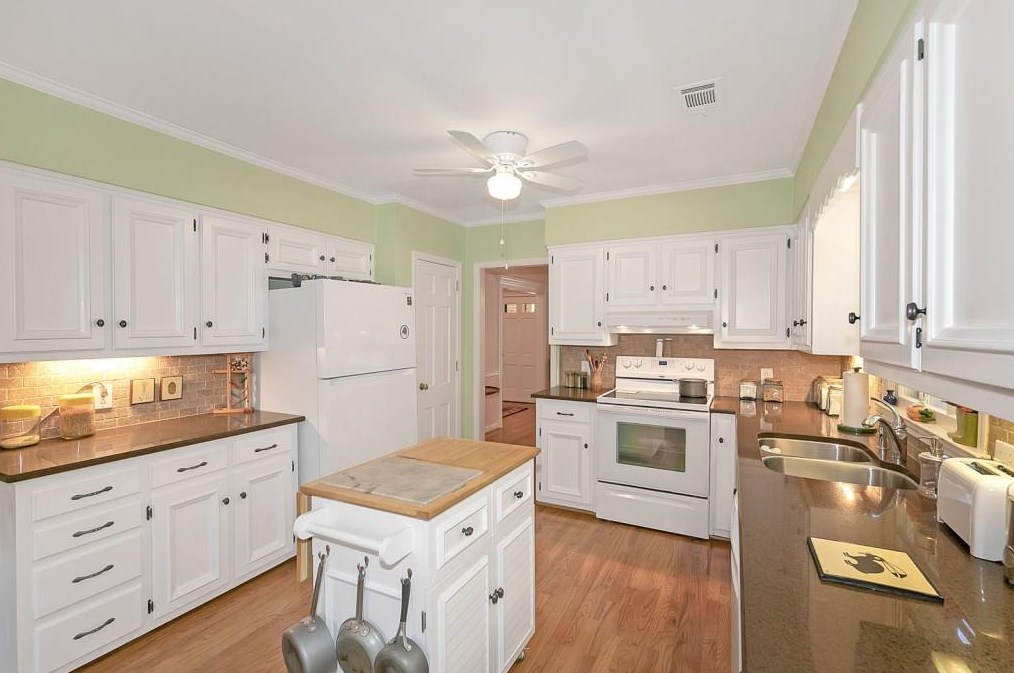 1817 Bedfordshire Dr, Decatur GA  30033-1405 exterior