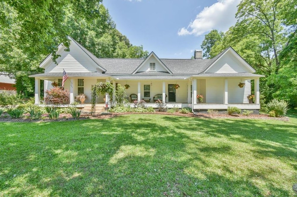 203 New St, Hoschton, GA 30548-2238