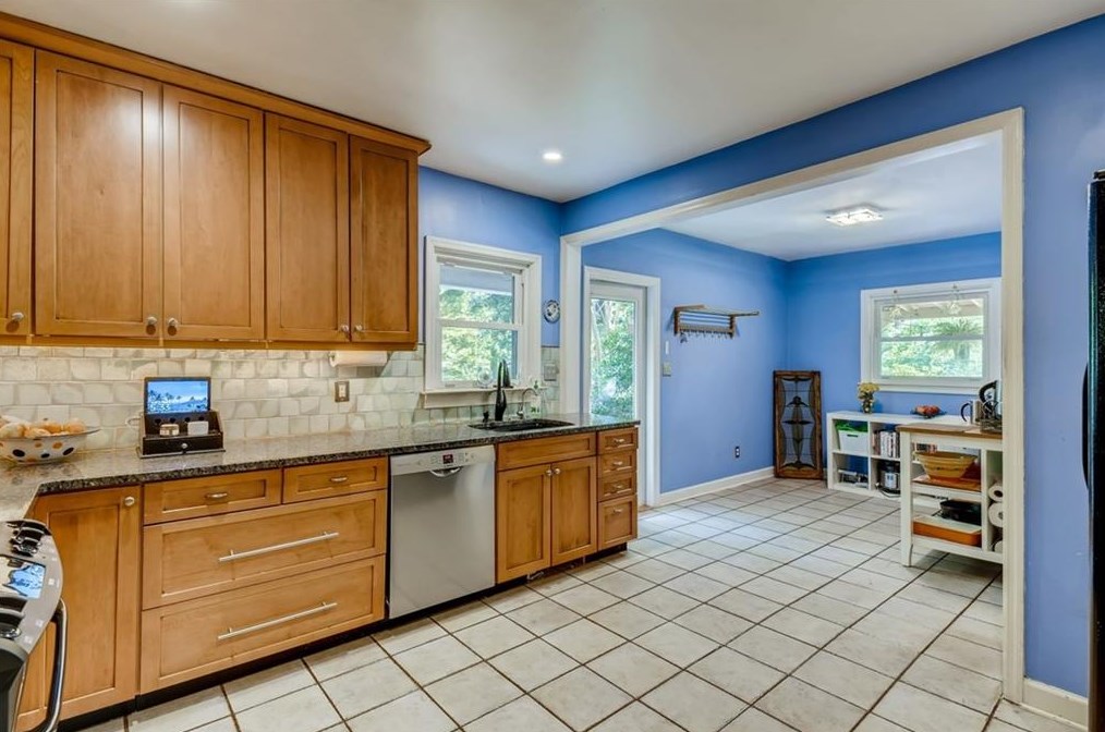 986 Carter Rd, Decatur GA  30030-4701 exterior