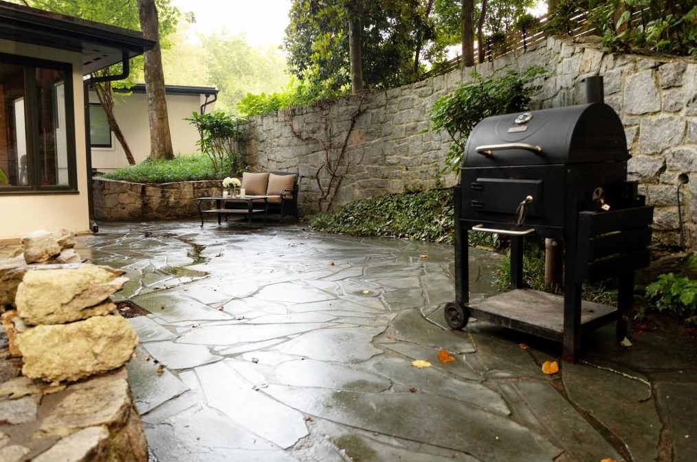 3322 Pinestream Rd, Atlanta GA  30327-2204 exterior