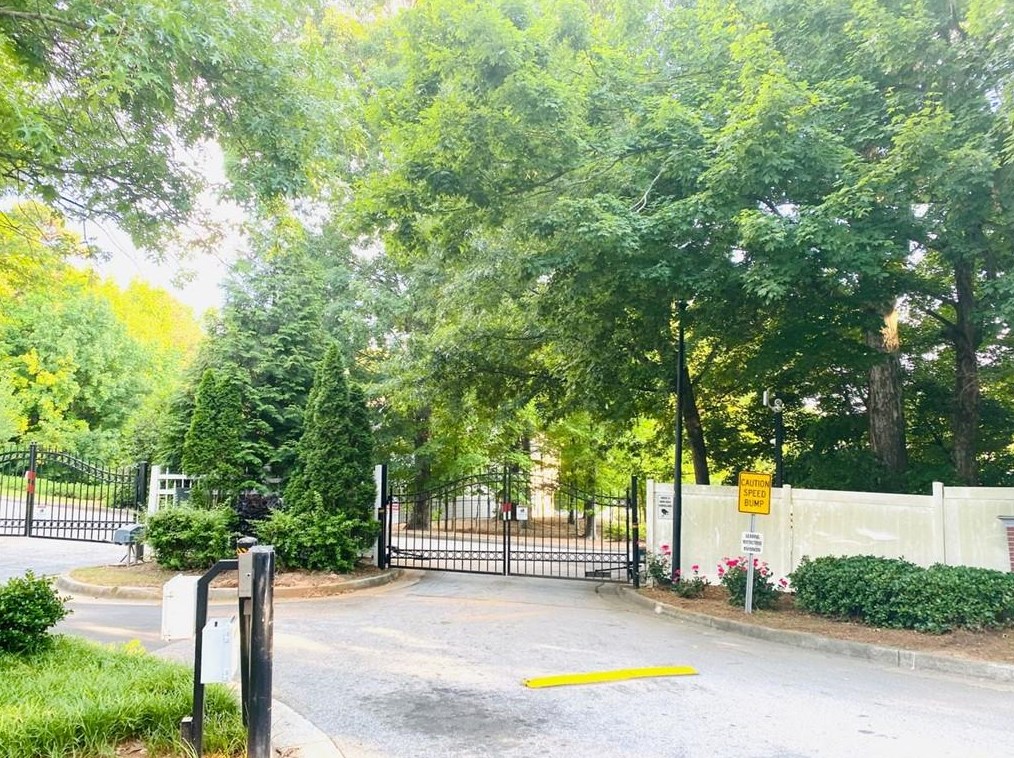 2527 Walden Lake Dr, Decatur, GA 30035-4170