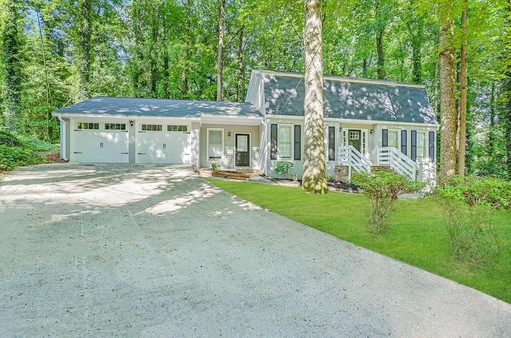 1041 Avon Breeze Ct, Stone Mountain, GA 30083