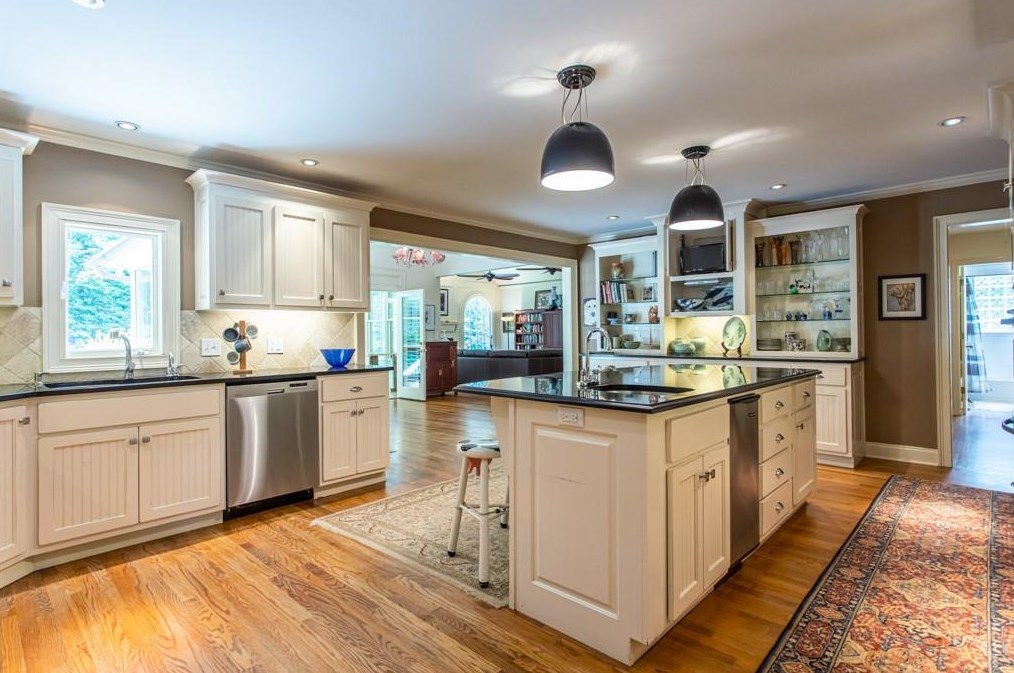 1364 Amanda Cir, Decatur GA  30033-1903 exterior