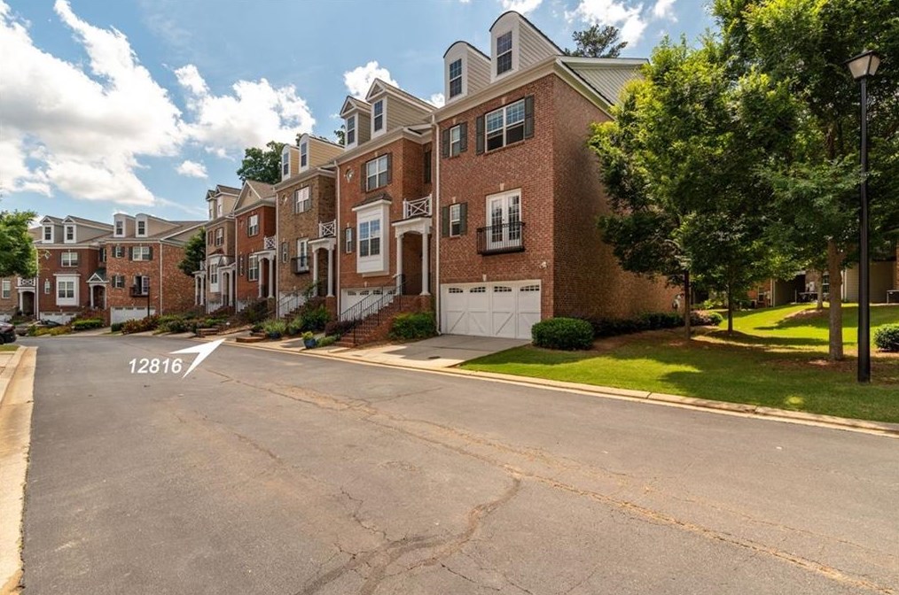 12816 Doe Dr, Alpharetta, GA 30004-8990