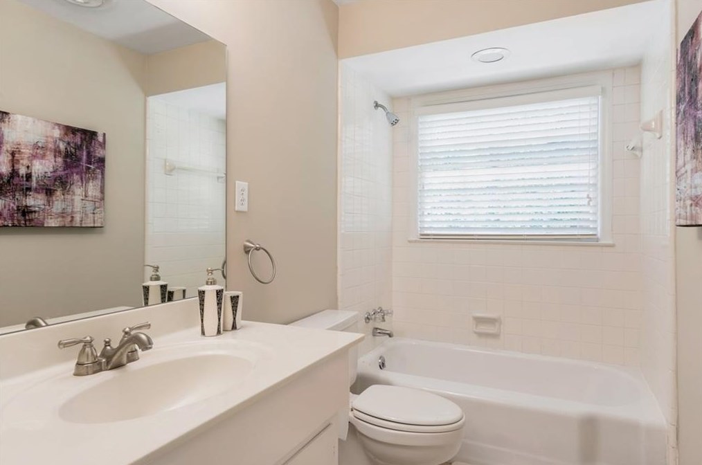 3435 Vly Rd, Atlanta GA  30305-1026 exterior