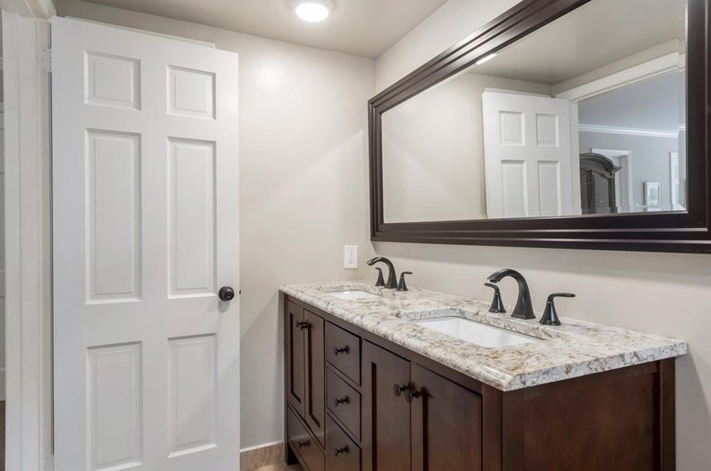 3435 Vly Rd, Atlanta GA  30305-1026 exterior