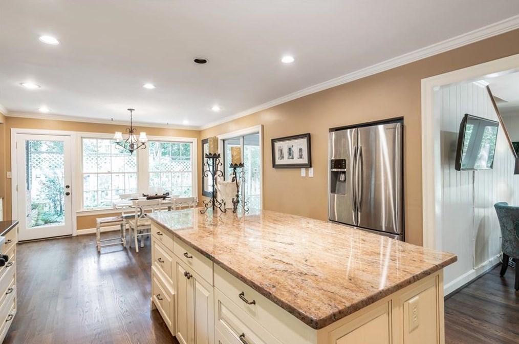 3435 Vly Rd, Atlanta GA  30305-1026 exterior