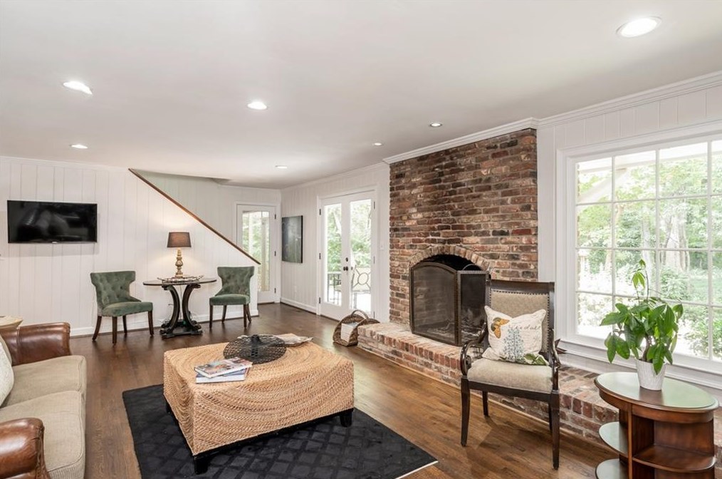 3435 Vly Rd, Atlanta GA  30305-1026 exterior