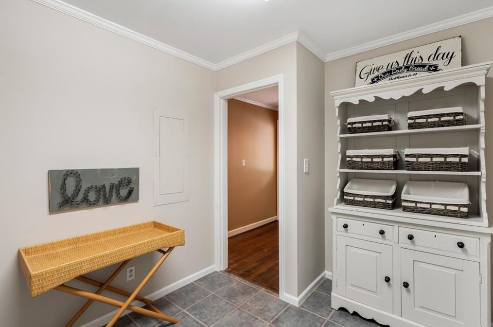 3435 Vly Rd, Atlanta GA  30305-1026 exterior