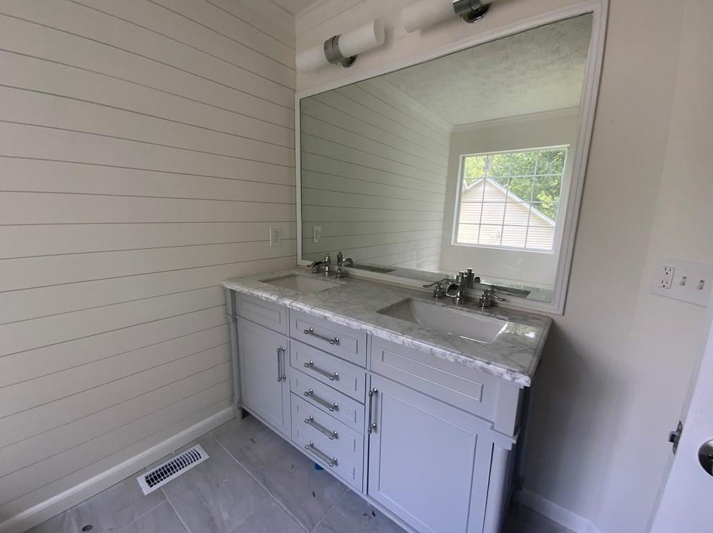 2017 Sandlake Dr, Atlanta GA  30331-8740 exterior