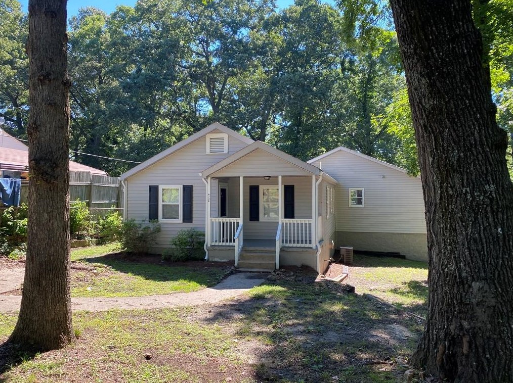 6728 Winn Dr, Lithia Springs, GA 30122