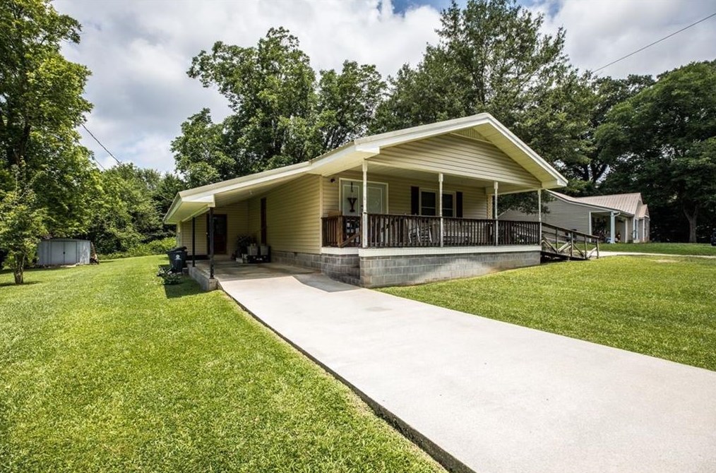 435 W Atlanta St, Tallapoosa, GA 30176
