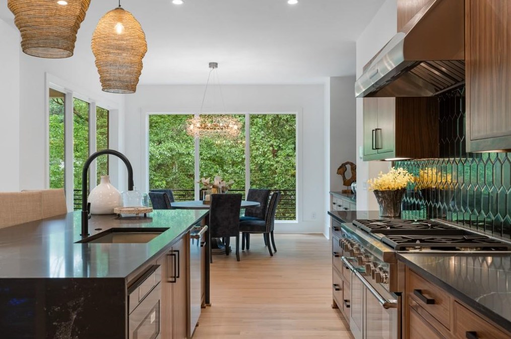 1232 Vista Valley Dr, Atlanta GA  30329-3452 exterior