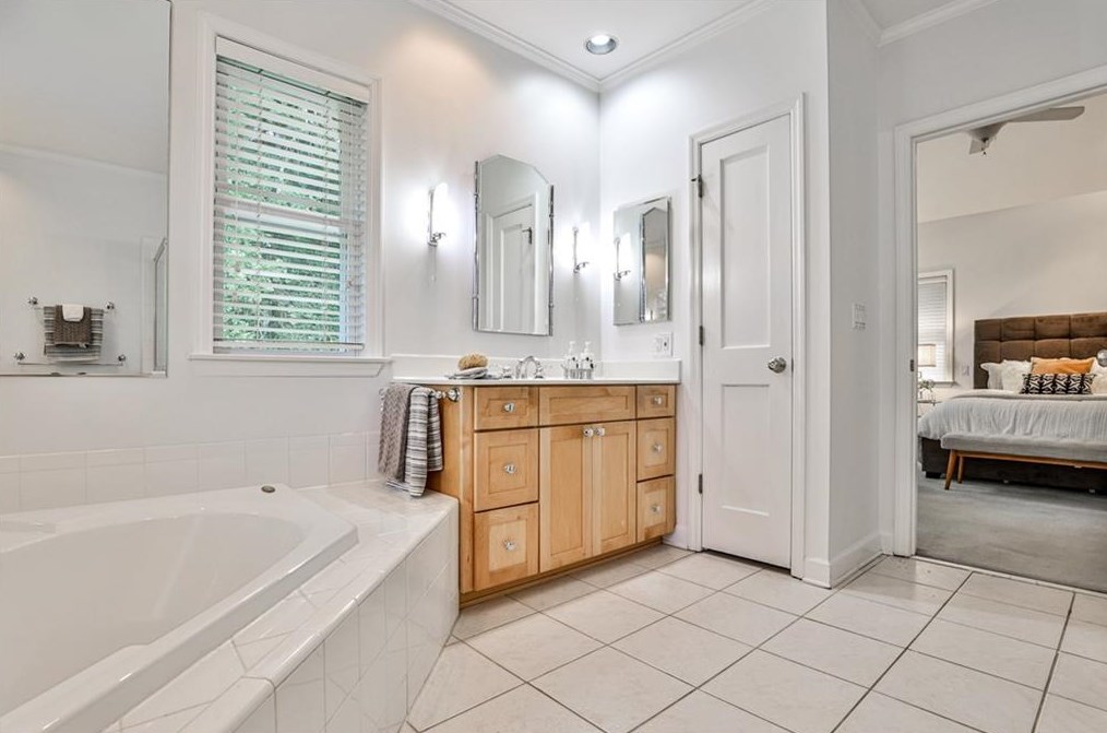 332 Lamont Dr, Decatur GA  30030-2343 exterior