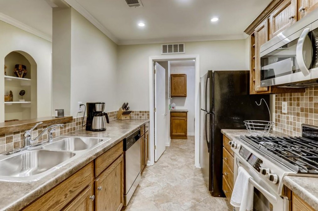 1408 Tuxworth Cir, Decatur GA  30033-5621 exterior