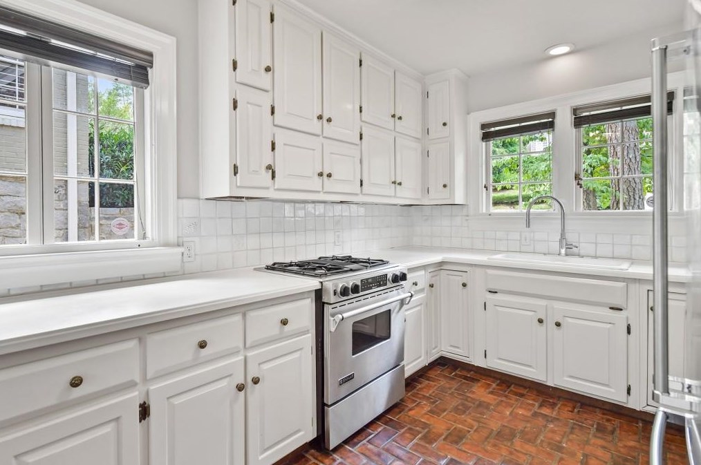 883 Wildwood Rd, Atlanta GA  30324-4911 exterior