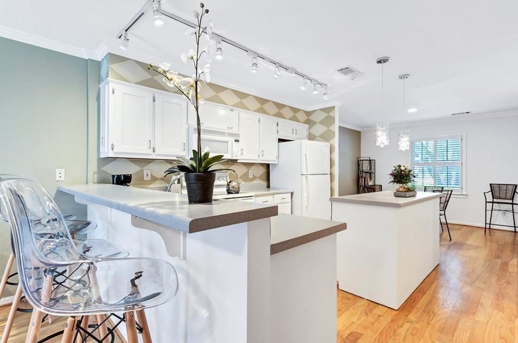 524 Commerce Dr, Decatur GA  30030-2608 exterior