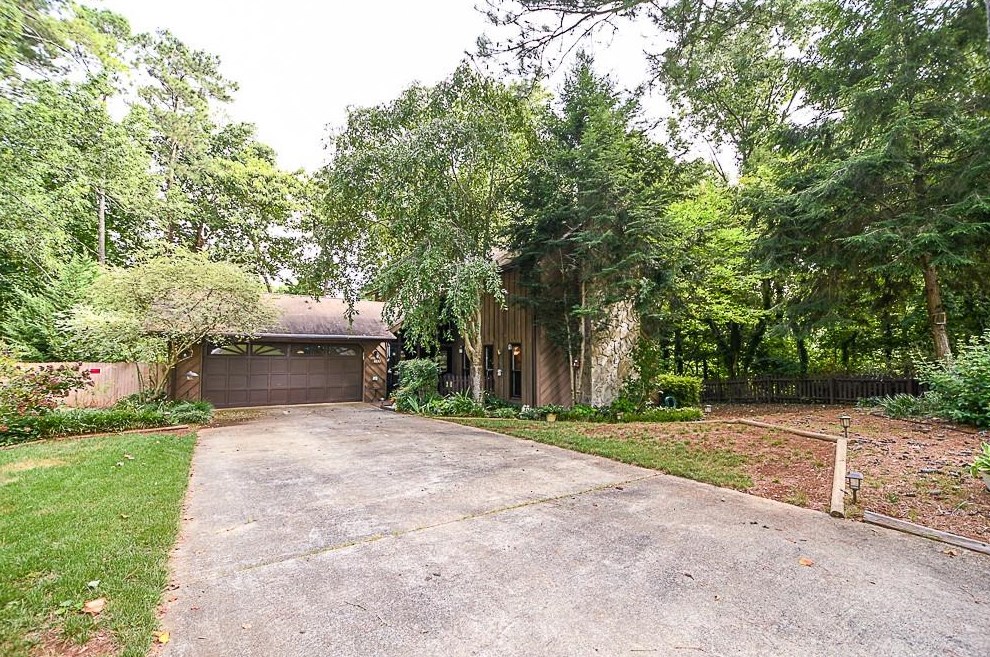 4033 Stonemont Dr, Lilburn, GA 30047