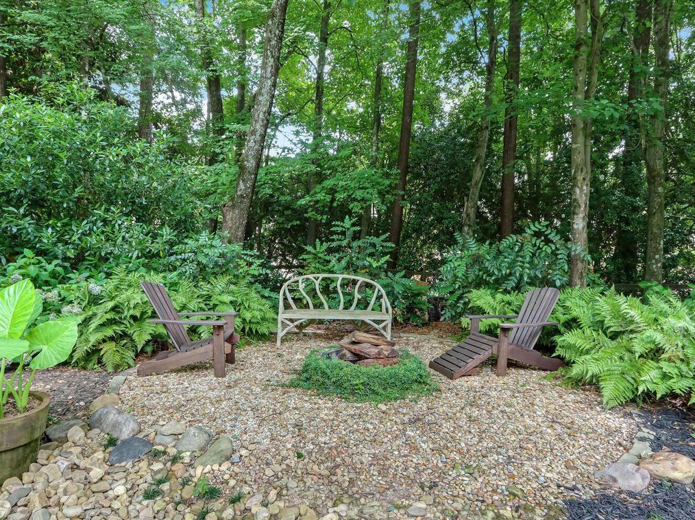 1825 Redbourne Dr, Atlanta GA  30350-5647 exterior