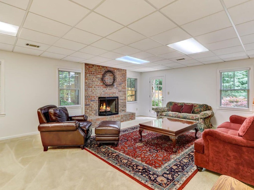 1825 Redbourne Dr, Atlanta GA  30350-5647 exterior