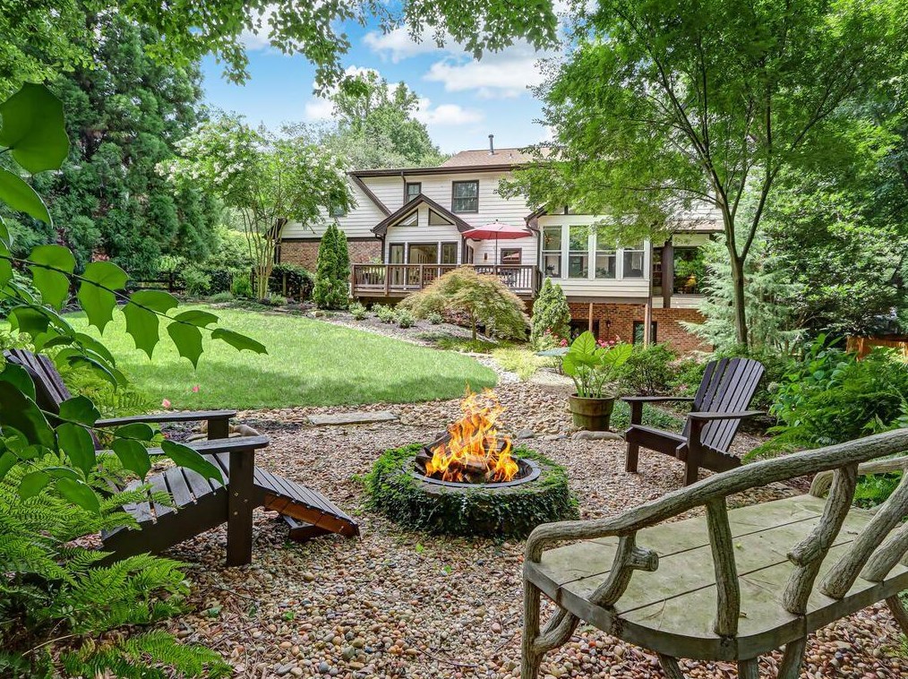 1825 Redbourne Dr, Atlanta GA  30350-5647 exterior