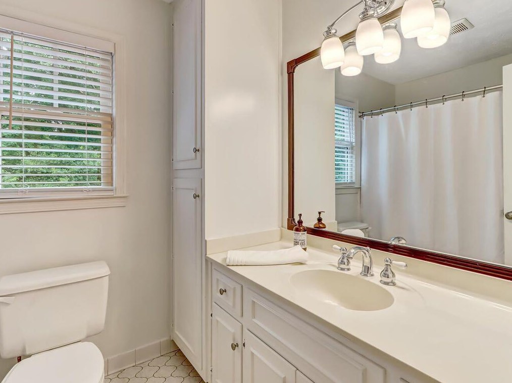 1825 Redbourne Dr, Atlanta GA  30350-5647 exterior