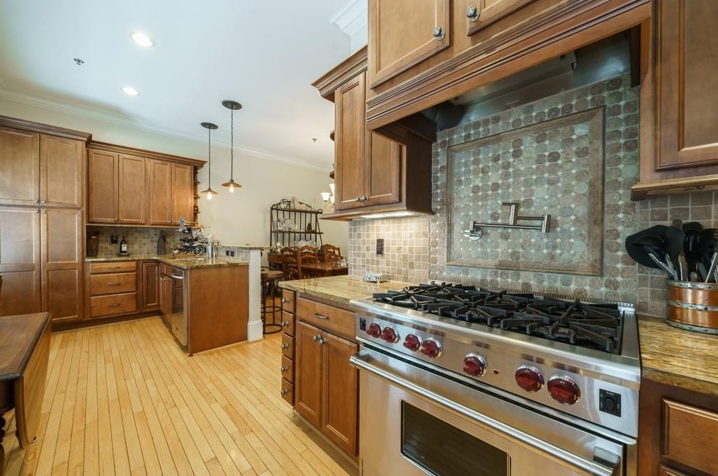 320 Green Oak Dr, Roswell, GA 30075-3561