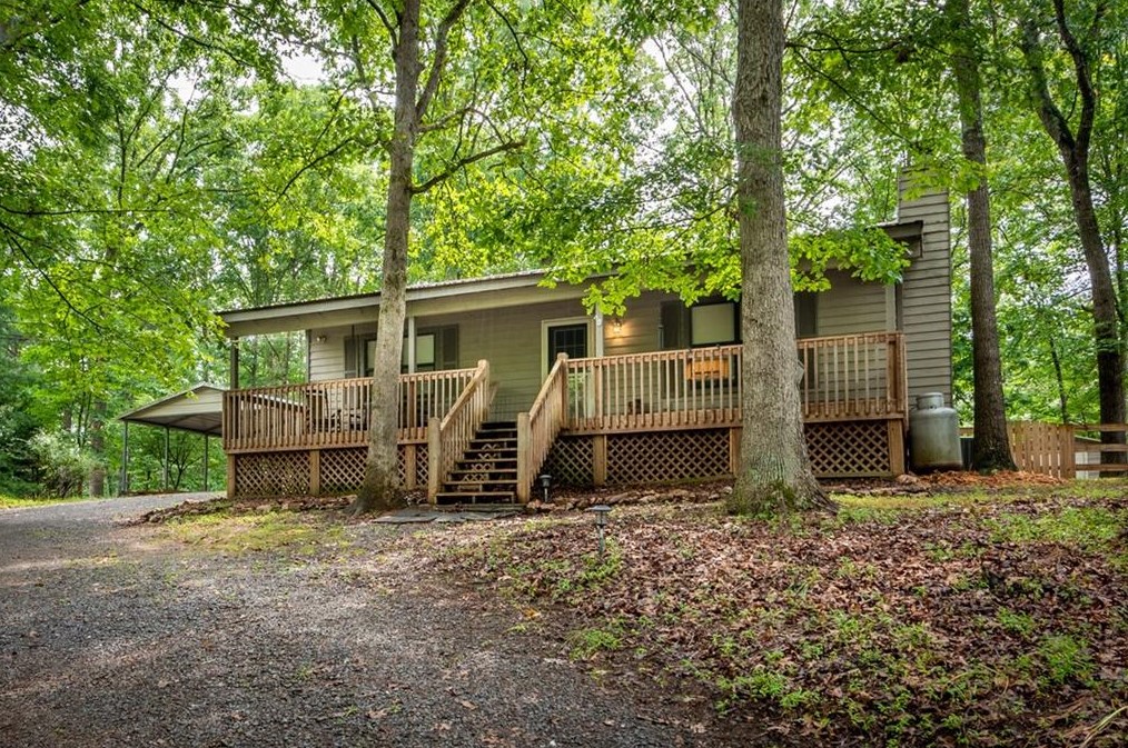 1379 Villa Dr, Ellijay, GA 30540