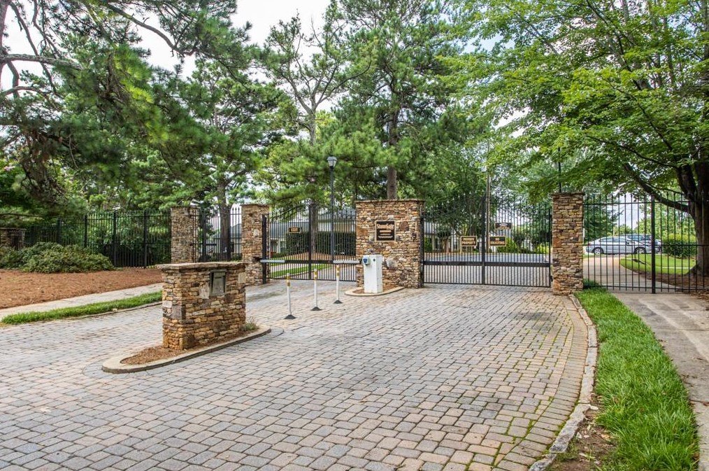 1530 Stone Gate Ln, Atlanta, GA 30317-2055