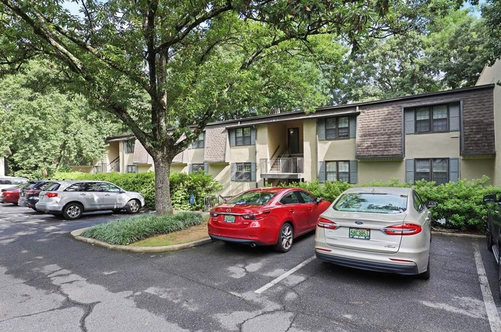 196 Triumph Dr Nw, Atlanta, GA 30327