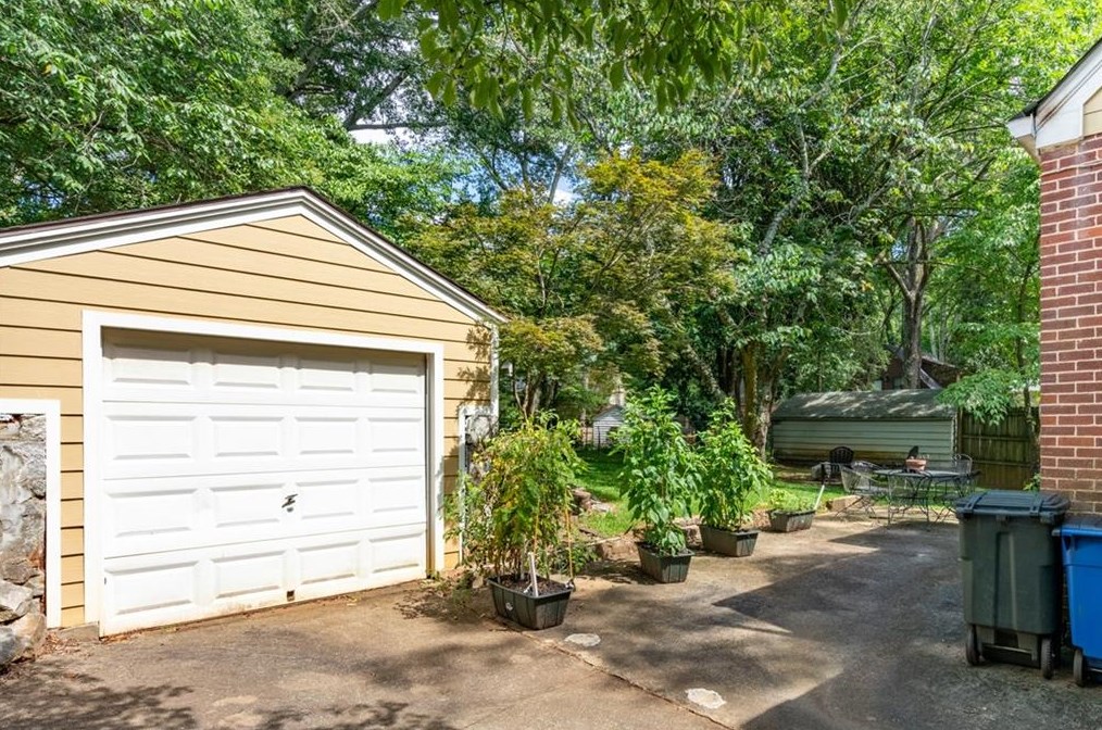 216 Shadowmoor Dr, Decatur GA  30030-3849 exterior