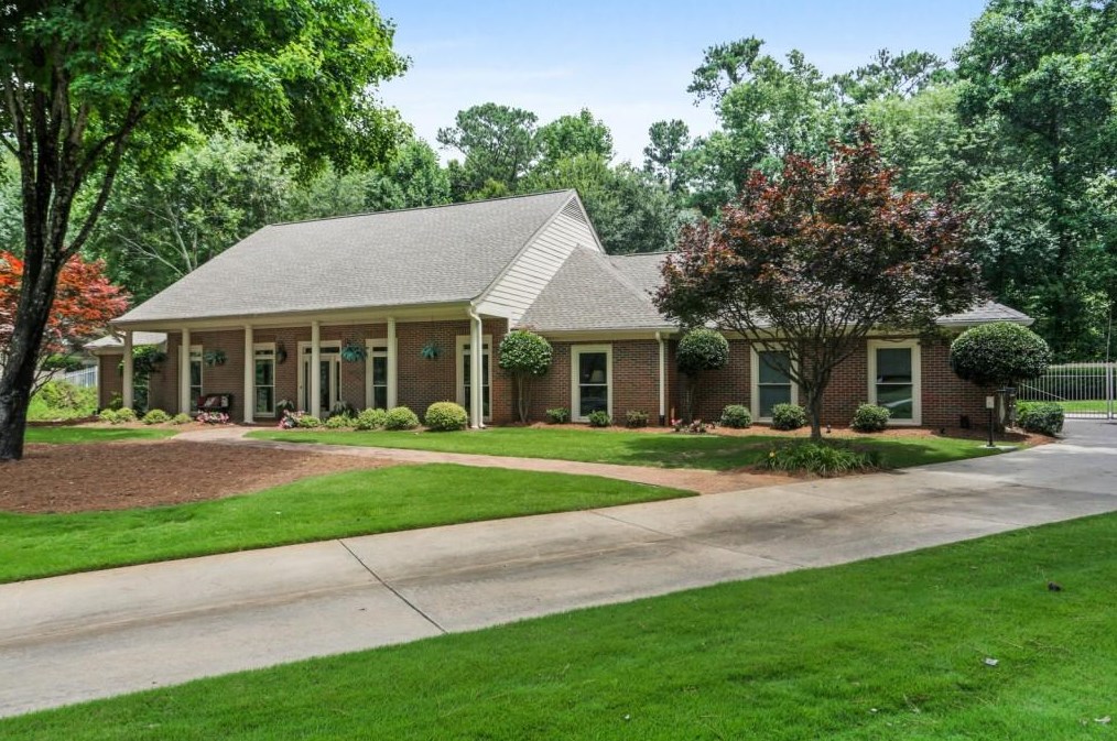765 Fairbrook Ln, Roswell, GA 30075-1352