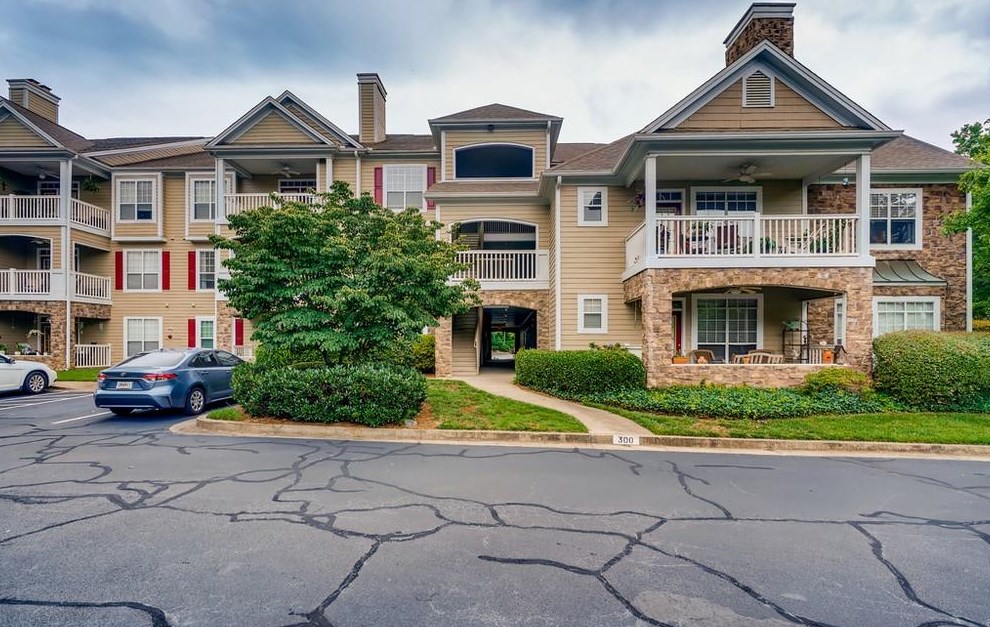 335 Pembroke Cir, Alpharetta, GA 30004-4964
