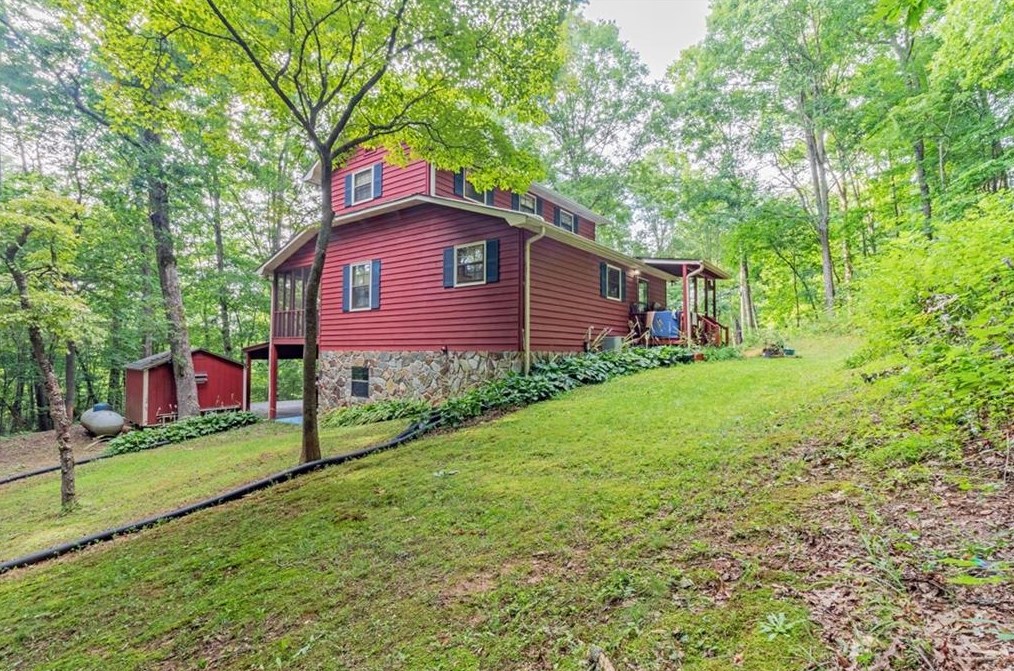 136 Fox Run Dr, Blue Ridge, GA 30513