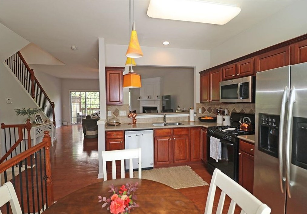 1338 Thornborough Dr, Alpharetta GA  30004-0522 exterior